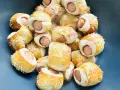 Leckere Würstchen im Teigmantel, bestreut mit Sesam. Perfekt als Fingerfood für eine Babyparty, diese Rezepte sind ein Hit!