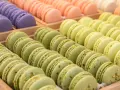 Kolorowe makaroniki w rzędach, idealne, by sprawdzić, co warto kupić w Paryżu.