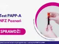 Rękawiczka z różowej lateksu trzyma probówkę z krwią do badania **test PAPP-A**. Sprawdź w NFZ Poznań.