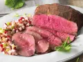 Roast beef ricetta in pentola: succulento arrosto affettato con contorno di ravanelli e scorza di lime.