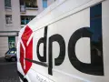 Biały van DPD z charakterystycznym logo, gotowy do pracy kurierskiej.