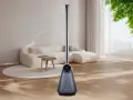 Moderno aireador ventilación torre en sala de estar, con sofá y mesa auxiliar.