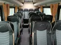 Wnętrze busa z wygodnymi, dwukolorowymi siedzeniami. Idealne do spedycji na busa, zapewniają komfort podróży.