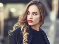 Blondynka w czerwonej szmince. Jaki kolor szminki dla blondynek? Intensywna czerwień podkreśla jej urodę.