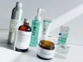 Une sélection de produits pour une routine visage bio : nettoyants, sérum, masque et fluide purifiant.