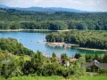 Malownicze Bieszczady nad Jeziorem Solińskim. Woda lśni, żaglówki kołyszą się, a lasy otulają brzeg.