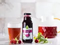 Malinowo-aroniowy syrop Olini to pyszny sposób na ból gardła. Podany z herbatą, rozgrzewa i łagodzi.