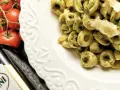 Jak podawać tortellini z pesto, aby zaskoczyć swoich gości?