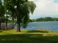 Malownicze jezioro Zbęchy, idealne miejsce na wędkowanie i obserwację ryb. Dwa drewniane pomosty z altanami zapraszają do odpoczynku.