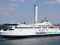 Prom Scandlines "Berlin" płynie z Rostocku do Danii. Hybrydowy prom z charakterystycznym kominem.