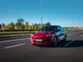 Czerwony Ford Mustang Mach-E jedzie po autostradzie w Polsce.
