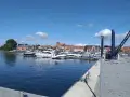 Boote im Hafen am Jabelschen See. Ein sonniger Tag mit blauen Himmel und Wolken.