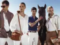 Quattro modelli con un cavallo, vestiti in stile old money, evocano un'eleganza senza tempo in un paesaggio aperto.