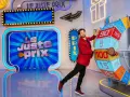 Un animateur pose près de la roue du jeu "Le Juste Prix". L'illustration du plateau est colorée et lumineuse, promettant de beaux gains.