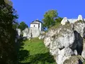 Ruiny zamku na skale w Ojcowie. Ciekawostki o tym miejscu to m.in. jego historia i położenie.