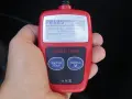 Ręka trzyma czytnik OBD, wyświetlający kod błędu P0105: "Manifold Absolute Pressure / Barometric Pressure Circuit". To jeden z wielu kodów błędów OBD po polsku.