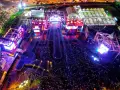 Koncert na Torwarze nocą. Tłumy ludzi, sceny z oświetleniem. Gdzie najlepiej usiąść, by wszystko widzieć?