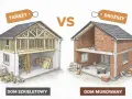 Porównanie: dom szkieletowy (tańszy) vs. dom murowany (droższy). Ilustracja pokazuje przekroje obu budynków.