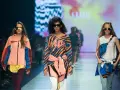 Modelki na wybiegu prezentują stylizacje, które idealnie sprawdzą się, jak się ubrać na imprezę w stylu lat 90. Kolorowe bluzy, dresy i neonowe dodatki.