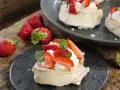 Pavlova mit Mascarpone und Erdbeeren: Ein leichtes Dessert, perfekt für den Sommer. Dieses Pavlova Rezept mit Mascarpone ist ein Genuss.
