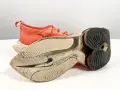 Scarpe da camminata usurate, con suola consumata e tomaia arancione. È ora di cambiarle per continuare a correre in sicurezza.
