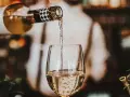 Wino bez korkociągu? 7 szybkich i bezpiecznych sposobów
