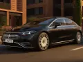 Czarny Mercedes EQS w ruchu ulicznym, z budynkami w tle.