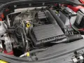 Silnik 1.2 TSI EA211 z widocznym filtrem powietrza, akumulatorem i elementami układu dolotowego.