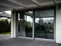 Nowoczesne okna HS otwierają dom na ogród, tworząc przestronne i jasne wnętrze.