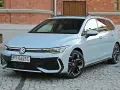 Jasny VW Golf 8 Variant na brukowanej ulicy przed ceglanym budynkiem. Elegancki kombi z nowoczesnym designem.