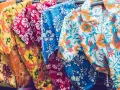 Kolorowe koszule z tropikalnymi wzorami, idealne na wakacje. Te **printy co to** za wzory, aż chce się wyjechać na plażę!