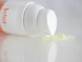 Crema con retinoides que son, de la marca La Luz, con una gota de producto cayendo del dispensador.