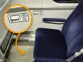 Na siedzeniu w TLK jest naklejka informująca, że pod siedzeniem znajdują się gniazdka 230V.