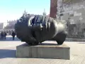 Rzeźba "Eros Bendato" Igora Mitoraja na Rynku Głównym w Krakowie.