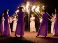 Kiedy są sobótki, dziewczęta w białych sukniach i wiankach tańczą z płonącymi pochodniami, tworząc magiczny krąg światła.