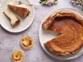 Un pastel de arroz dorado y crujiente, con dos porciones en un plato y dos pastelitos individuales.