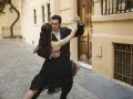 Para, tańcząc tango, przypomina o jego argentyńskich korzeniach.