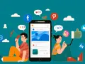 Dos personas interactúan con iconos de redes sociales, un teléfono y un portátil, ilustrando el social media marketing.