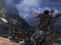 Nathan Drake salta en medio de un tiroteo, con un helicóptero y montañas nevadas de fondo. Un momento clave de la Uncharted 2 guia.