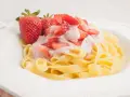 Makaron z truskawkami i śmietaną: przepis jak u babci!