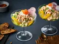 Zwei elegante Krabbencocktails mit Orange, Gurke, Dill und Kaviar. Dieses Rezept für den weltbesten Krabbencocktail ist ein Genuss!