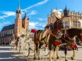 Kraków zaprasza! Konne przejażdżki po Rynku Głównym, podziwiając Bazylikę Mariacką i Sukiennice. To idealne miejsce, by poczuć atmosferę miasta i zobaczyć, co można zwiedzić w Krakowie.