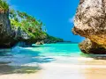 Rajska plaża z turkusową wodą i bujną zielenią. Idealne miejsce na wymarzone zanzibar wakacje.