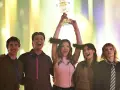 Zespół z podniesionym pucharem, świętujący zwycięstwo. Kto wygrał finał Eurowizji? Ta radosna grupa!