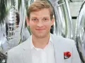 Michał Rolnicki z żoną na tle srebrnych balonów.