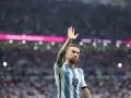 Aleix Gomez, w koszulce Argentyny, pozdrawia kibiców na stadionie.