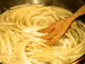 Makaron z mikrofali: jak odgrzać, by nie był suchy? Sprawdź!