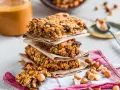 Barrette fatte in casa, ricche di avena, frutta secca e semi, perfette per una pausa energetica.