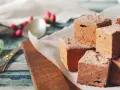 Puszyste kostki ptasiego mleczka, posypane cukrem pudrem, wyglądają jak idealny deser. Ten ptasie mleczko przepis jest prosty!