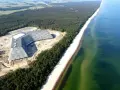 Nowy port hotel Gołębiewski w budowie, z widokiem na morze i las.